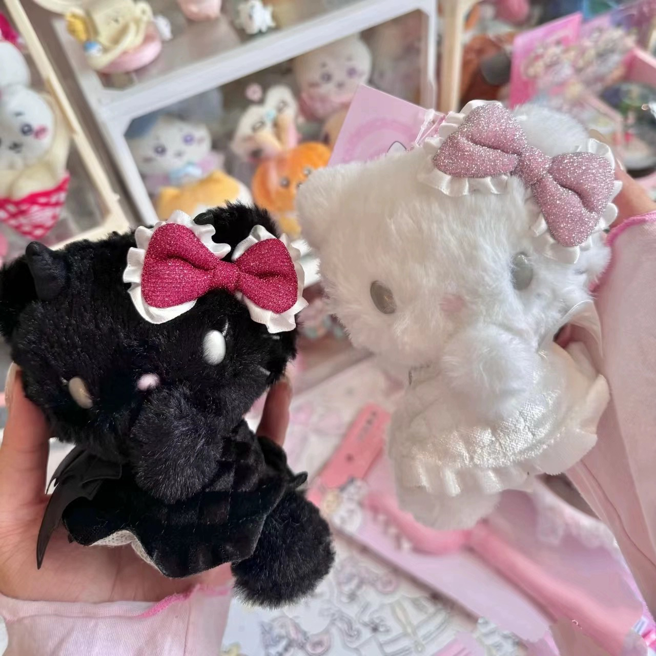 【宝藏库】天使翅膀粉色蝴蝶结毛绒侧身kitty挂件