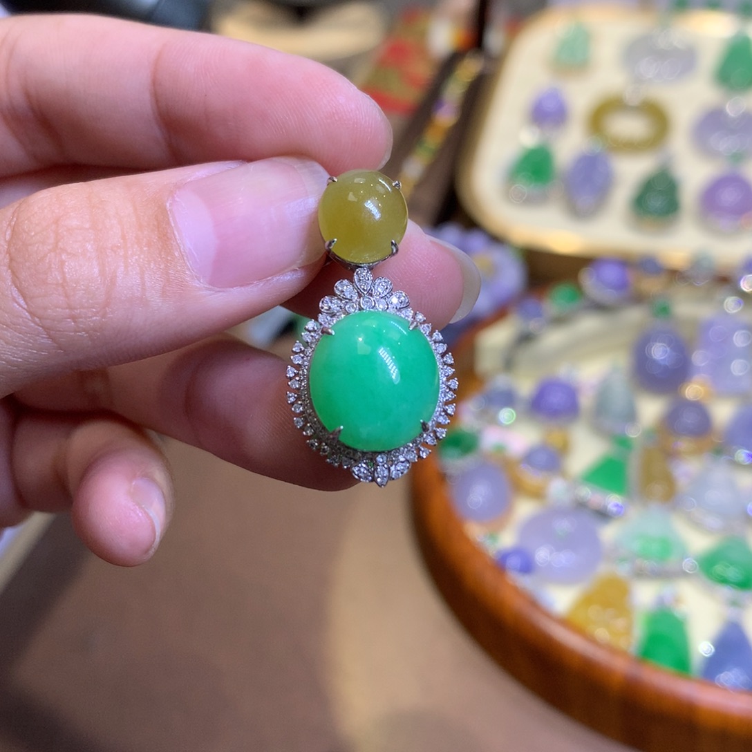 翡翠18K金镶嵌颈饰翡翠