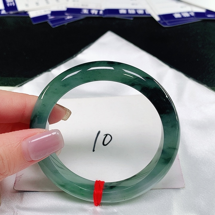 翡翠手镯未镶嵌翡翠手镯未镶嵌