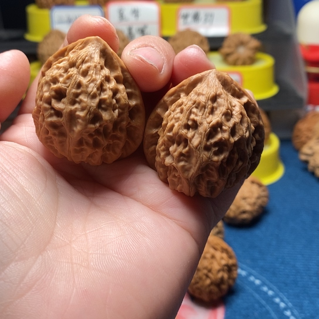文玩核桃吊坠金牛