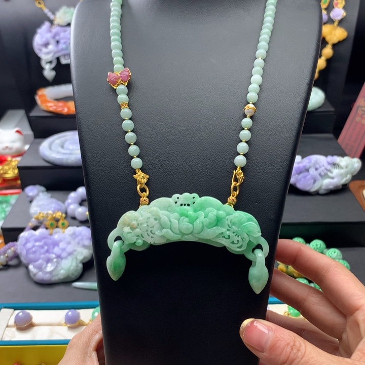 翡翠颈饰未镶嵌翡翠花牌