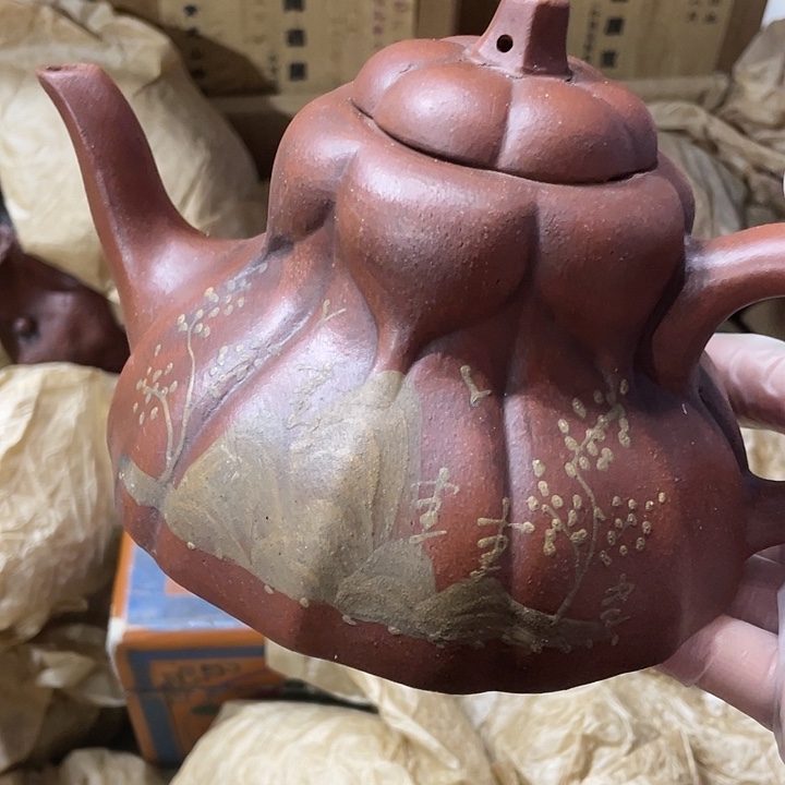 茶壶紫砂原矿泥料手工制作的一把紫砂壶。