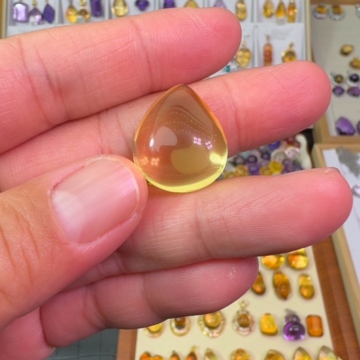 未镶嵌颈饰黄晶吊坠