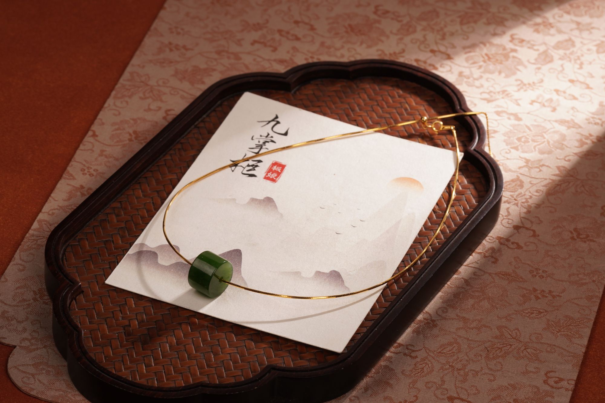 天然碧玉路路通红皮老料吊坠—多样性发其一（16*10）