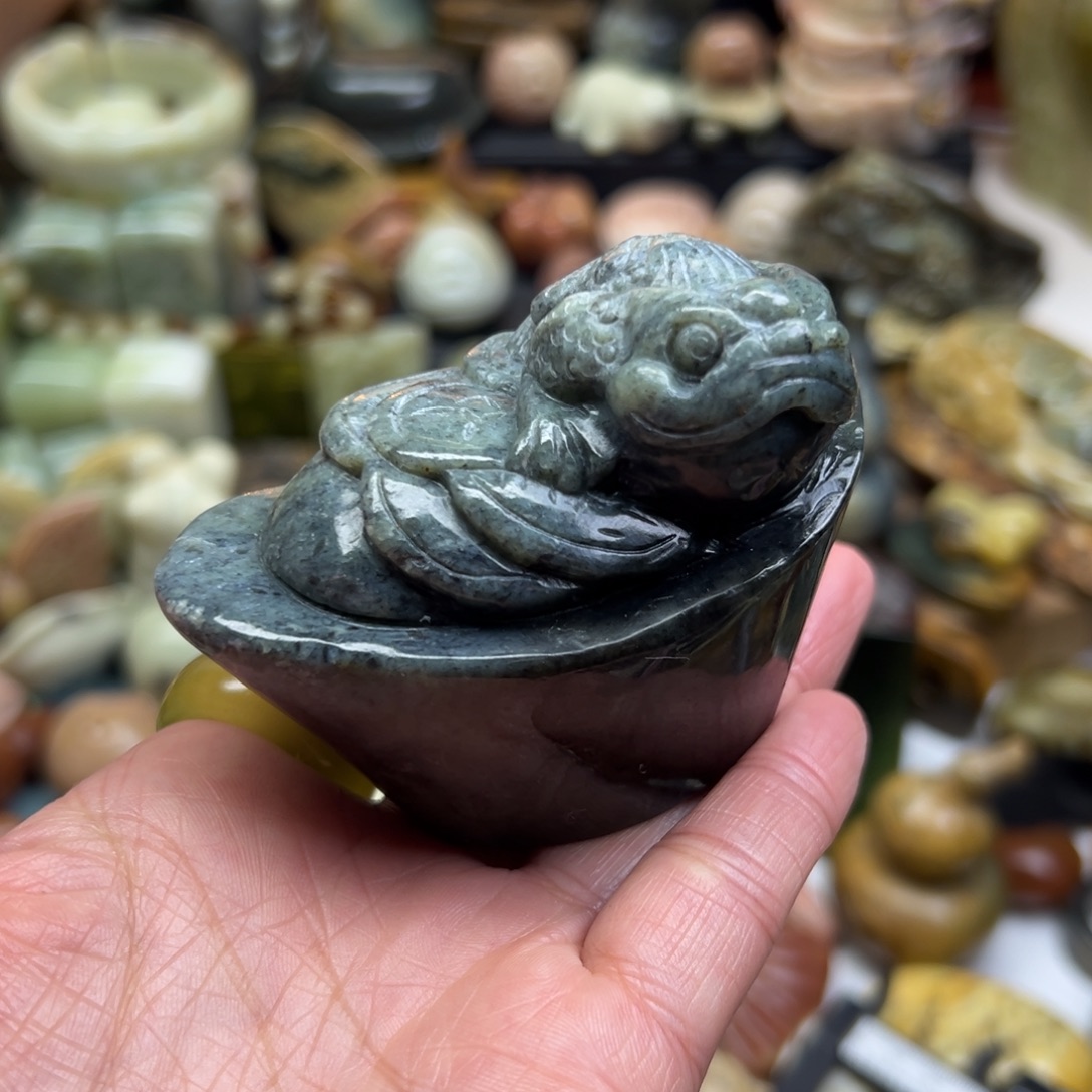 岫岩河磨玉（透闪石质玉）未镶嵌颈饰河磨玉金蟾摆件