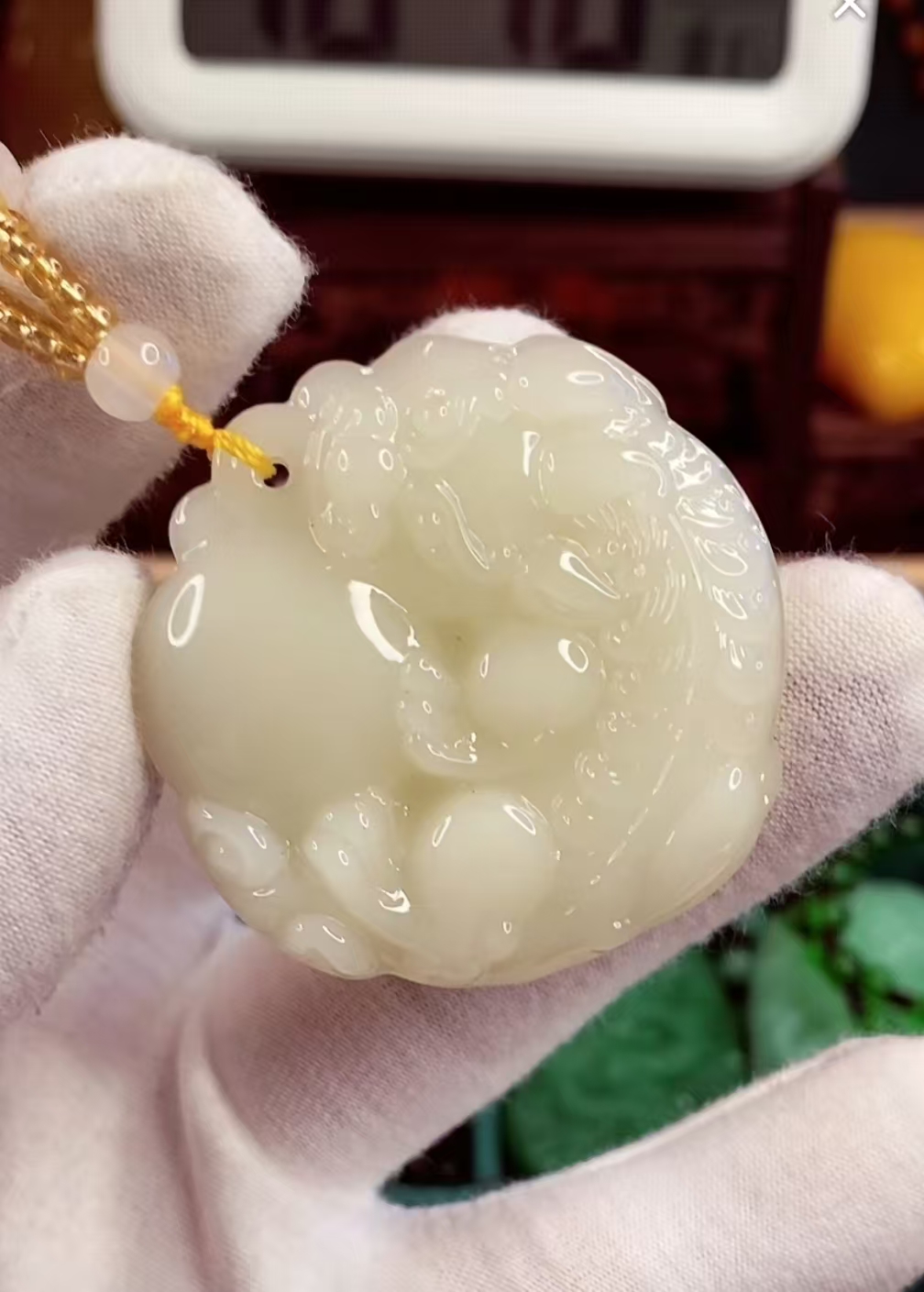   1.扬子白貔貅抱宝吊坠