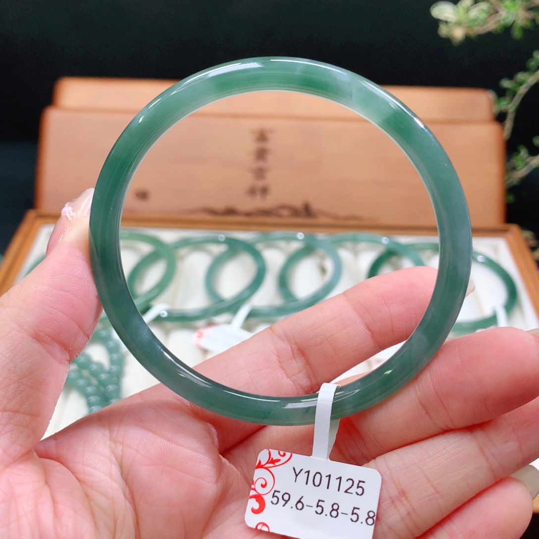 翡翠手镯未镶嵌天然