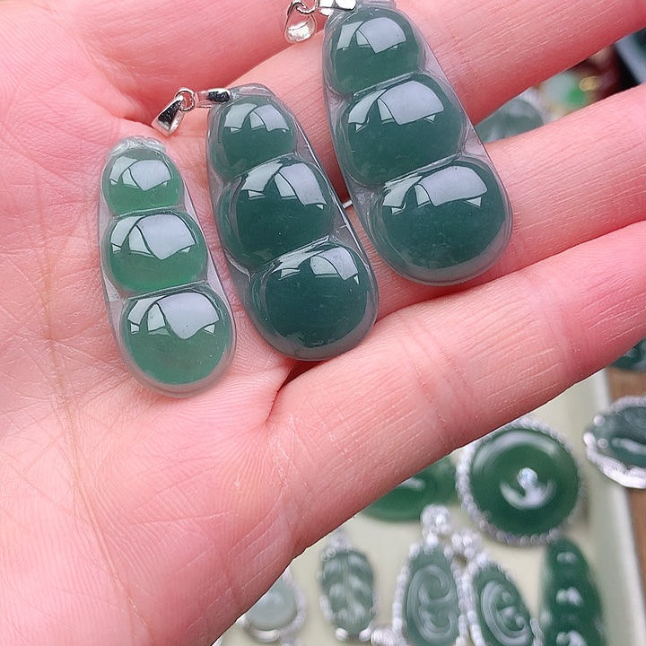 颈饰未镶嵌翡翠小*依吊坠多样性