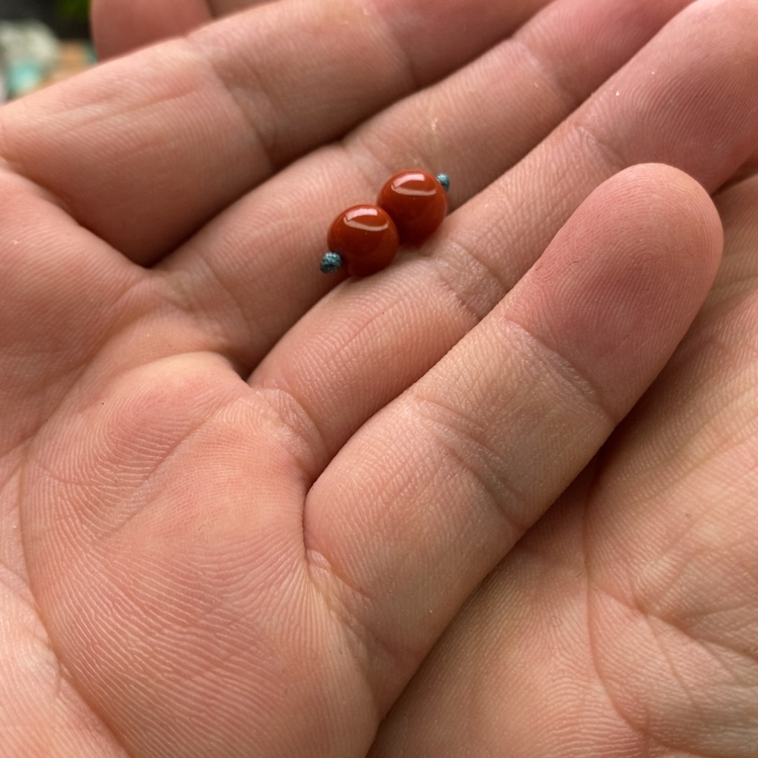 和***员未镶嵌对珠南红玛瑙