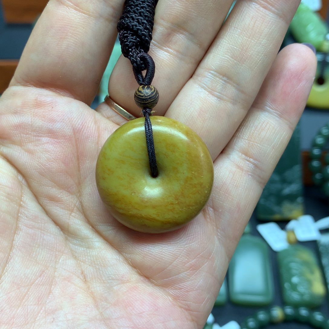 岫岩河磨玉（透闪石质玉）颈饰未镶嵌