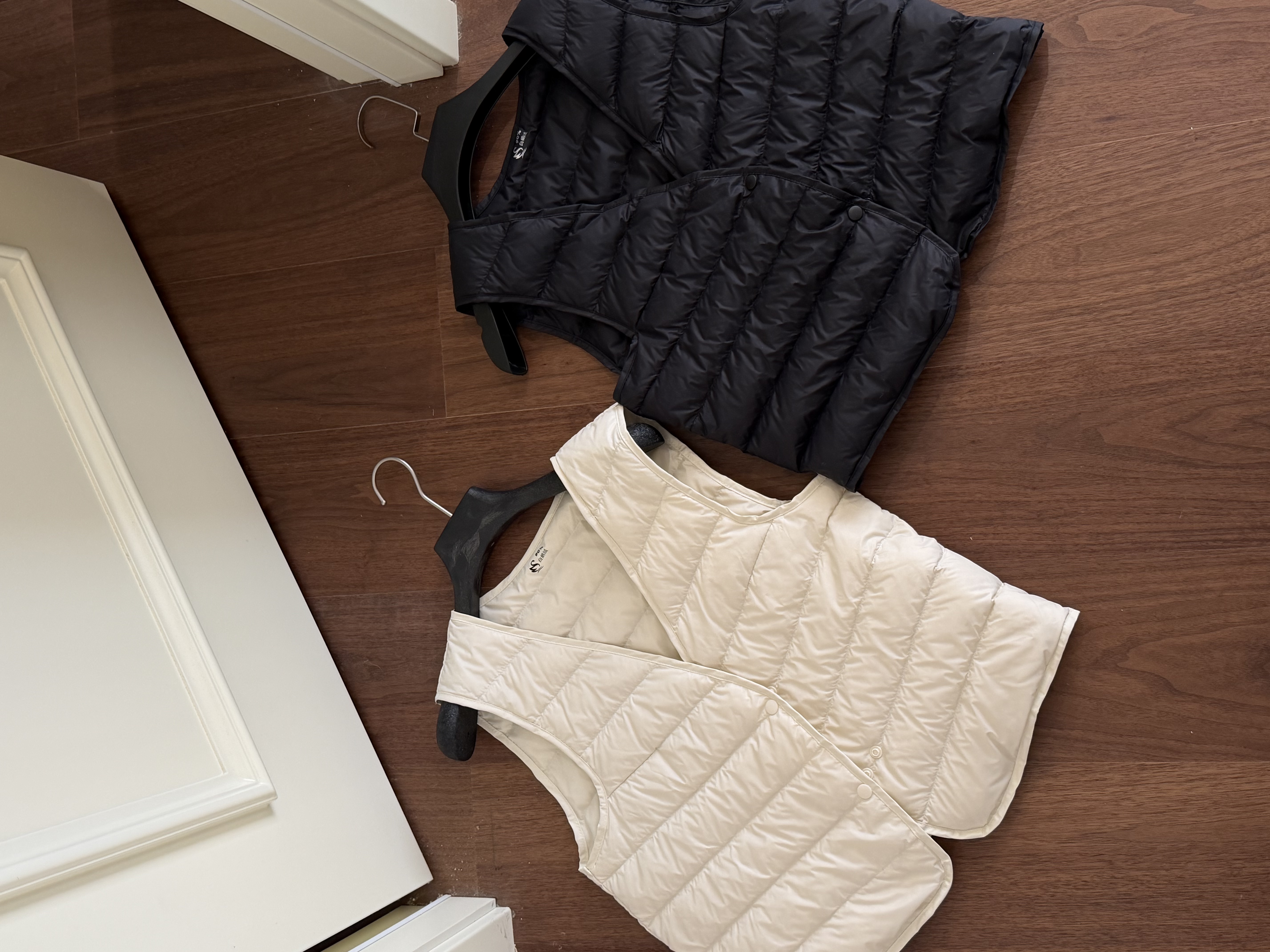 【朴大艺】“小雪人”90白鹅绒轻薄短款保暖内胆V领羽绒服背心