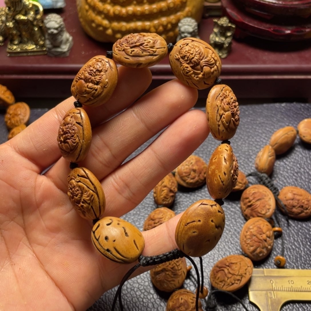 大桃核雕刻瑕疵钟馗