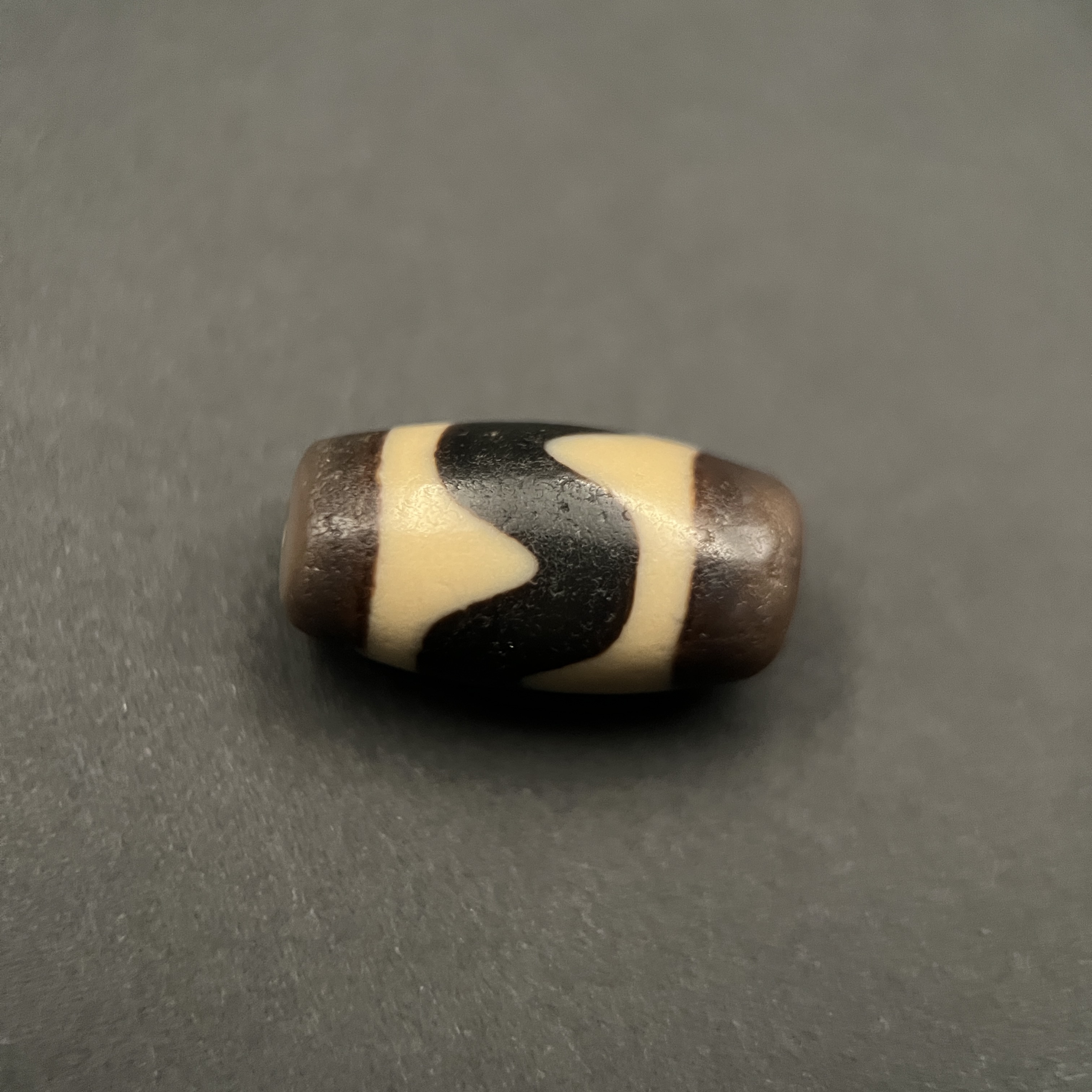 （早期）上肯超鼎全品精挑特殊宽线黑白满钙化芽芽（当代玛瑙工艺品）