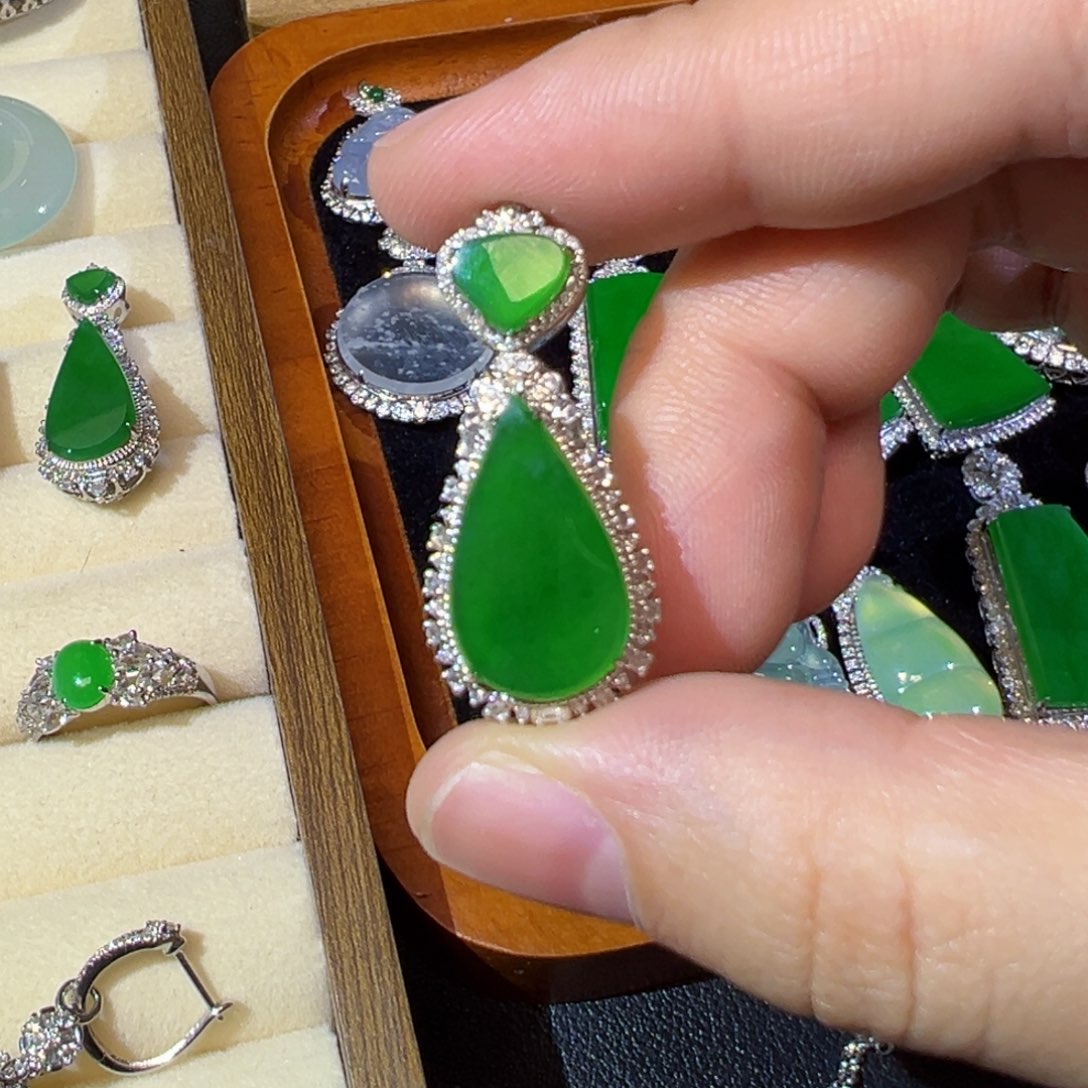 翡翠18K金镶嵌颈饰