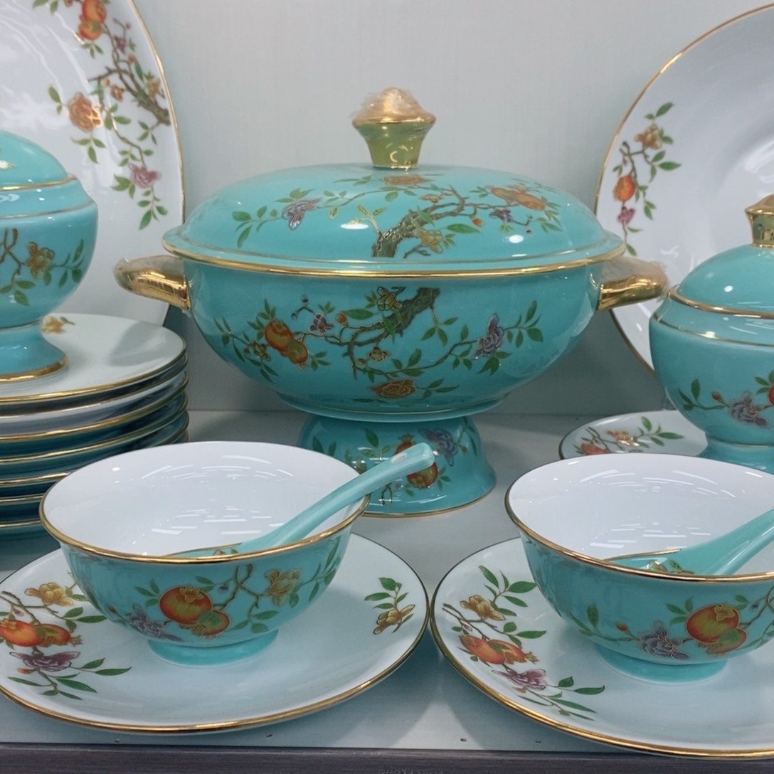 骨瓷用****86个饭碗，4个面碗，6个深盘1个煲，1个勺