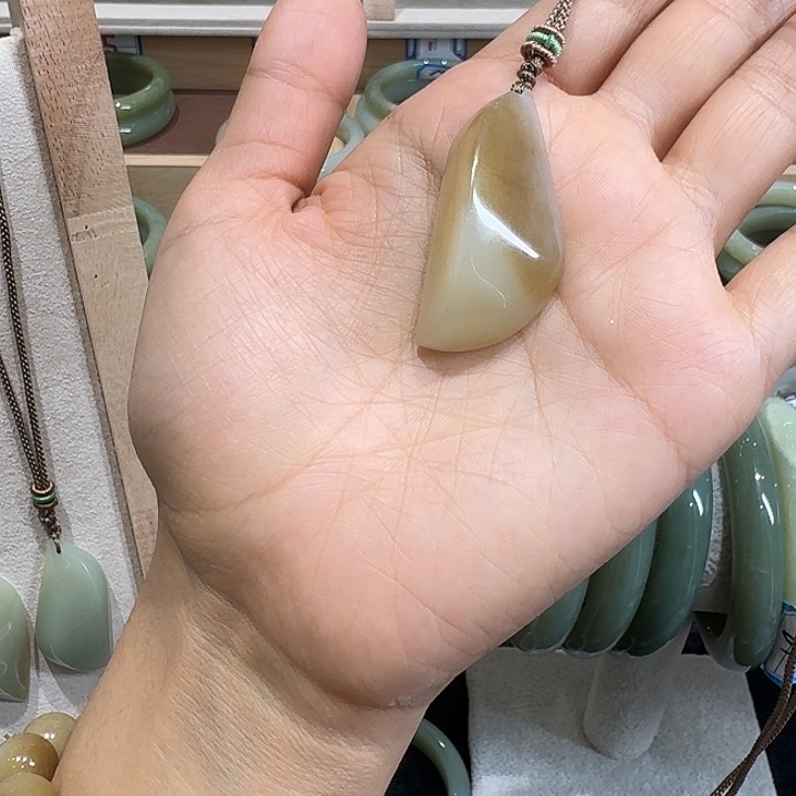 生***易和田玉（糖玉）未镶嵌手镯