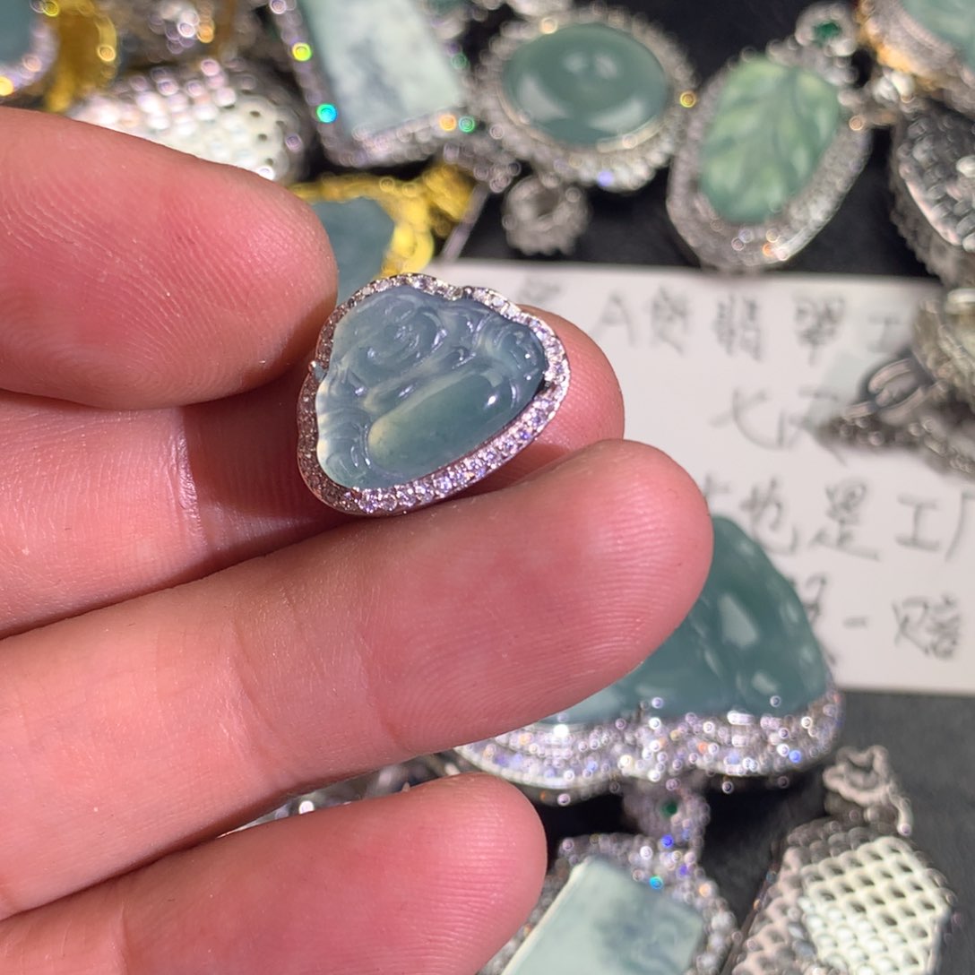 翡翠颈饰未镶嵌佛公魔盒