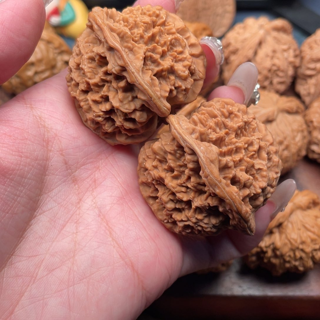 文玩核桃吊坠全品，一代老树百花山43，毕业大克重52