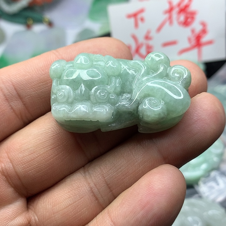 翡翠吊坠(赠链)未镶嵌