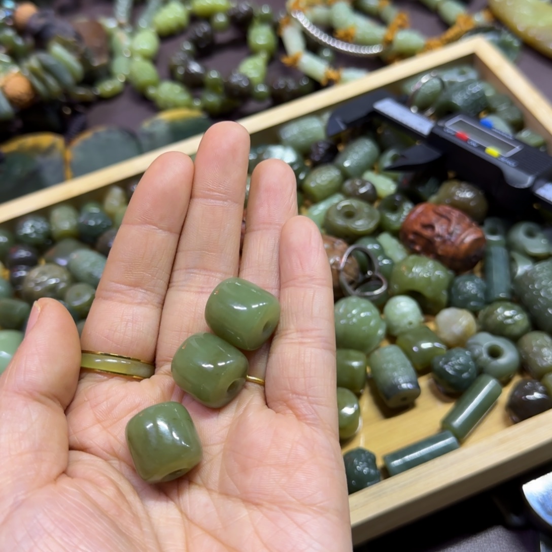 是***依岫岩河磨玉（透闪石质玉）未镶嵌颈饰