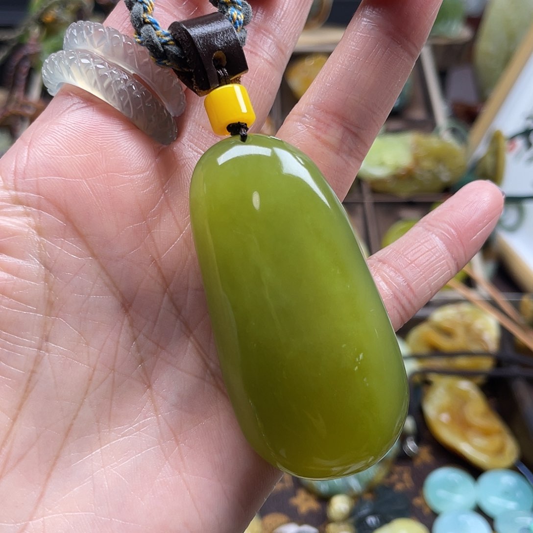蛇纹石玉颈饰未镶嵌岫玉手玩