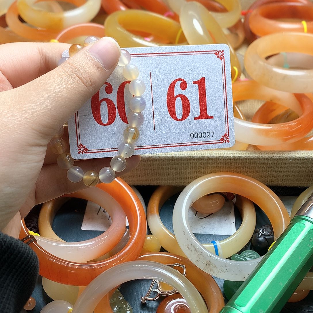 未镶嵌石英质玉（黄龙玉）手镯