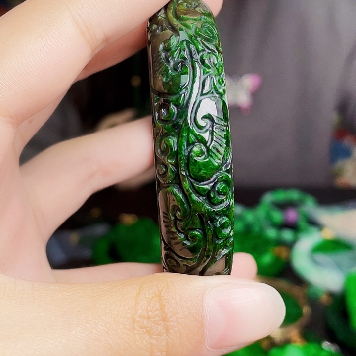 翡翠未镶嵌颈饰多样性60.4