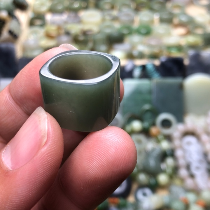 和田玉颈饰未镶嵌鱼**儿