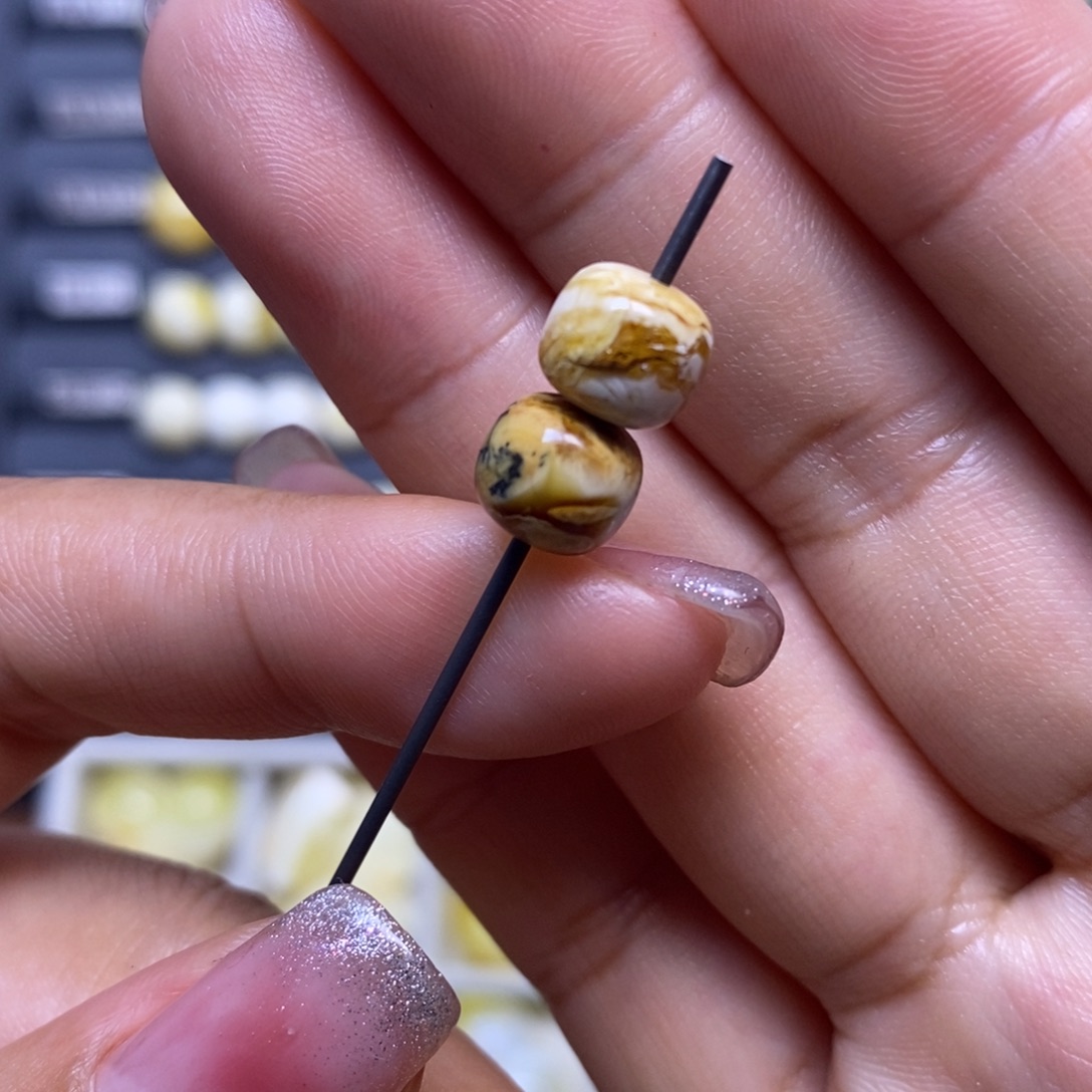 蜜蜡未镶嵌珠宝奇石沁色妖花老型8.1*7.1mm（微瑕）