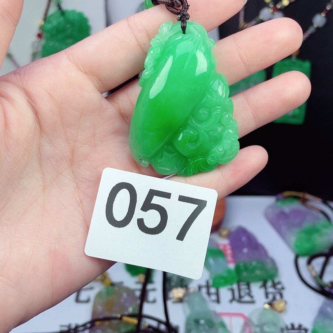 翡翠未镶嵌吊坠(赠链)