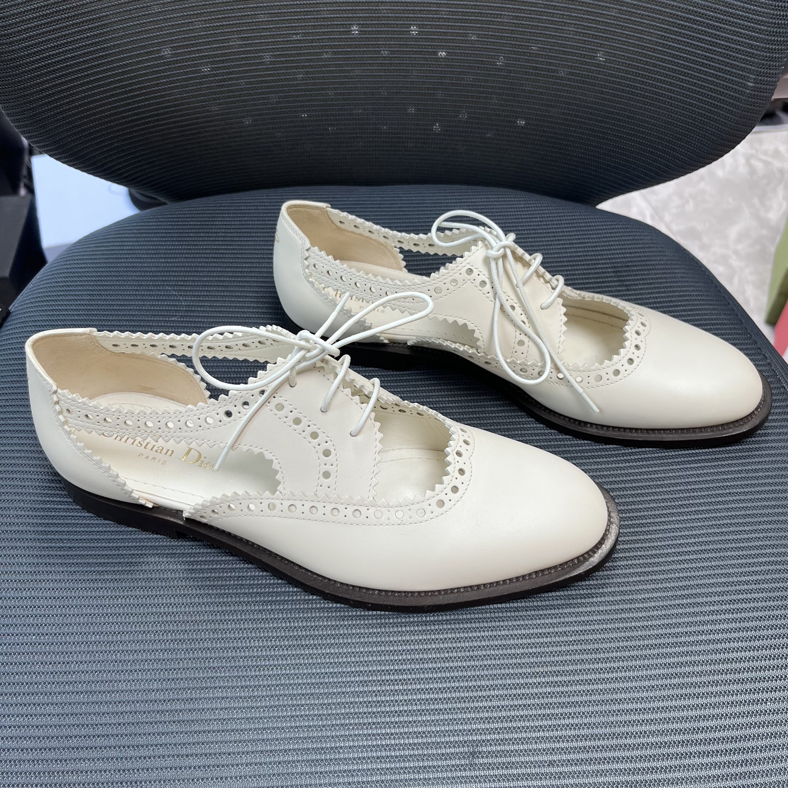 99新 DIOR/迪奥 37.5码！Teddy-D 皮革系带镂空单鞋 白色