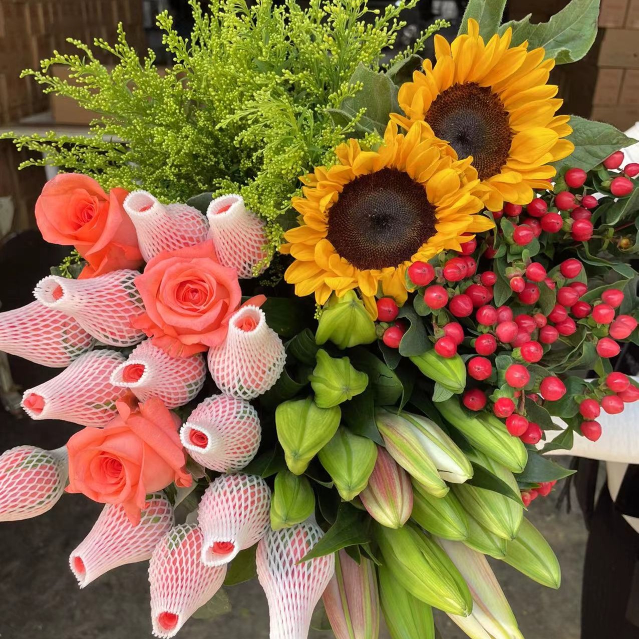粉玫瑰6枝+百合5朵+向日葵2枝+红豆+配草5 云南昆明基地 鲜花家用