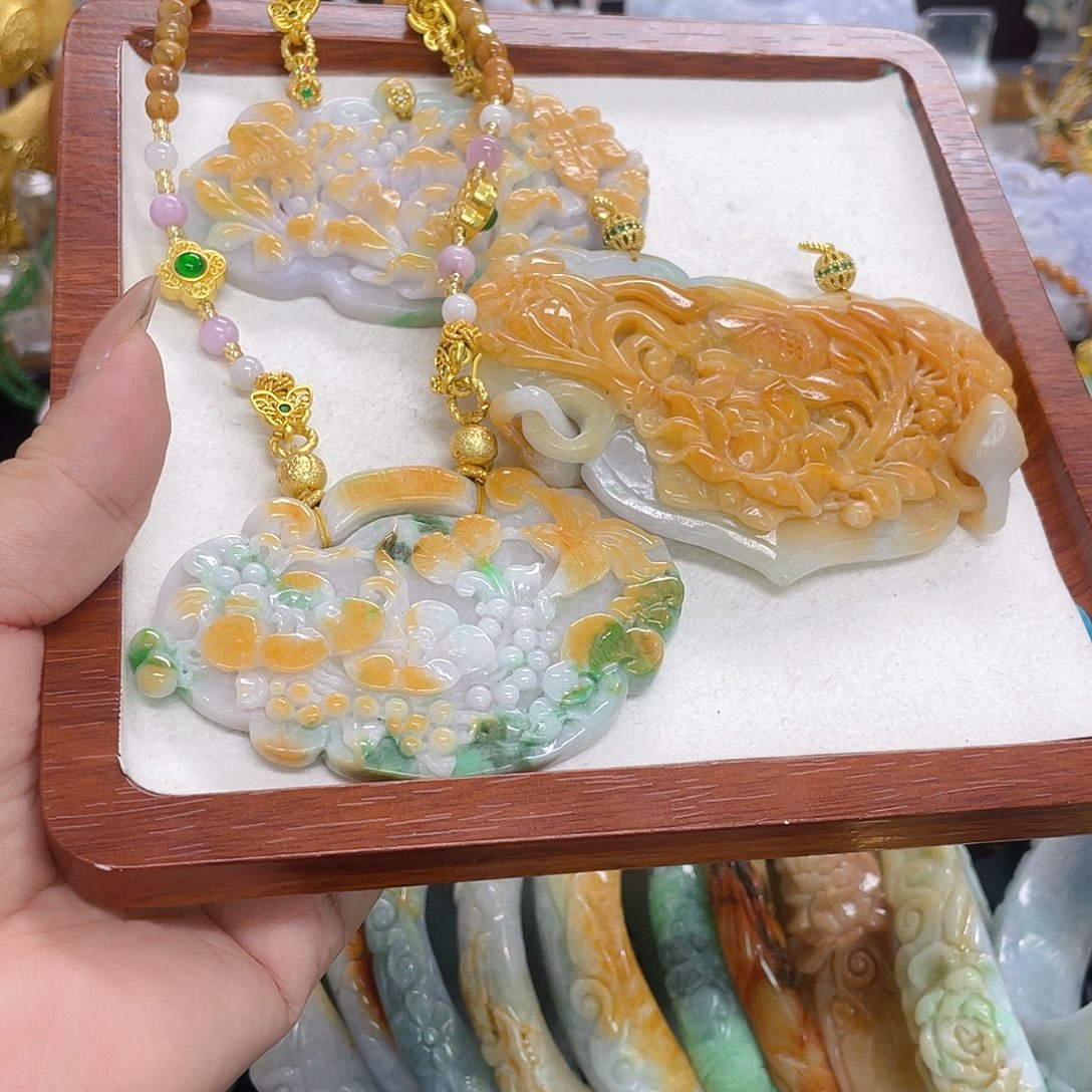 彩***姐翡翠未镶嵌颈饰3件