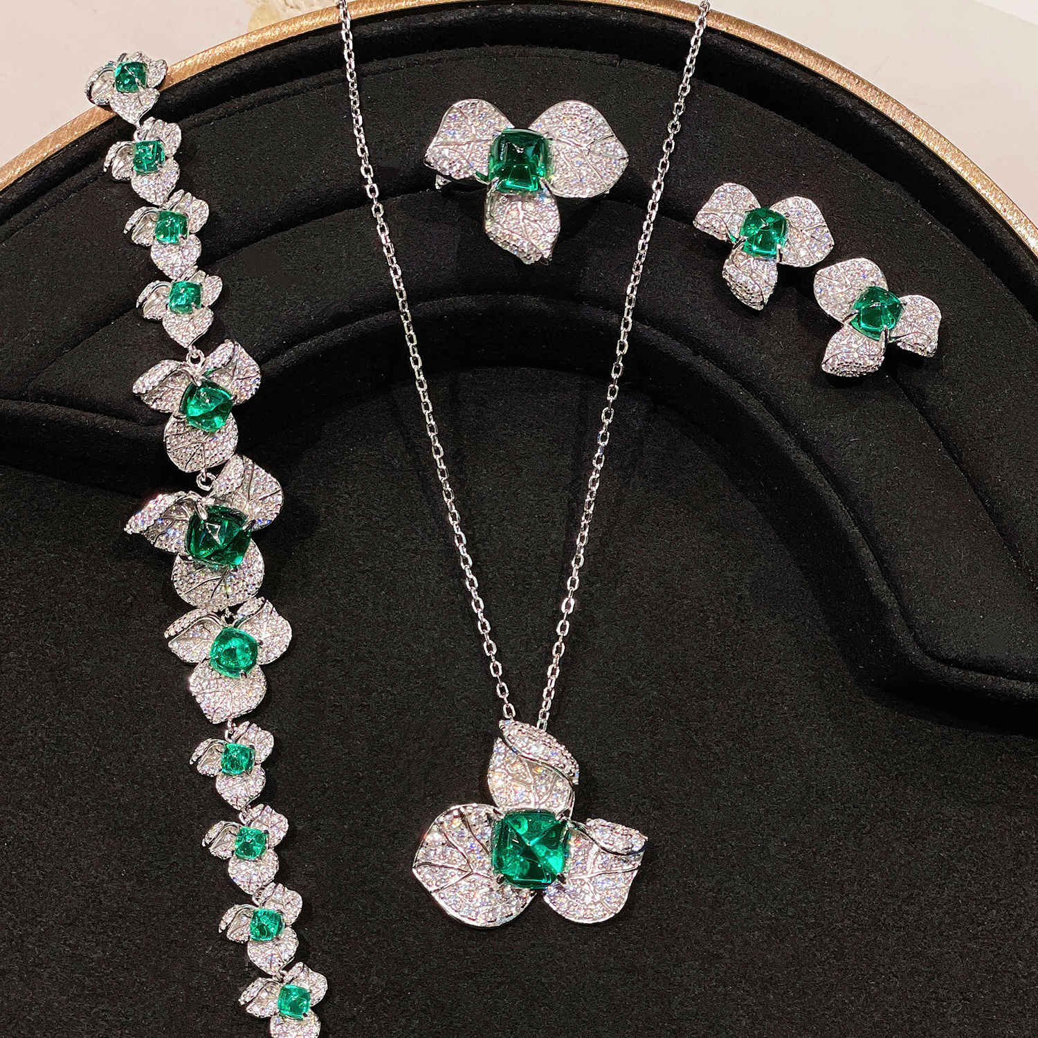 925银耳饰 小清新 三角梅设计款糖塔木佐合成祖母绿首饰.银镀金