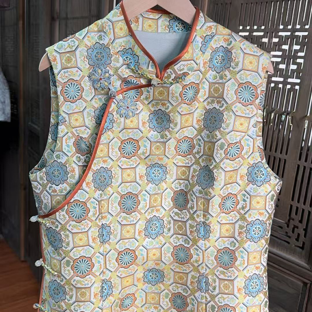 RE00802米绿地五彩霞锦马甲