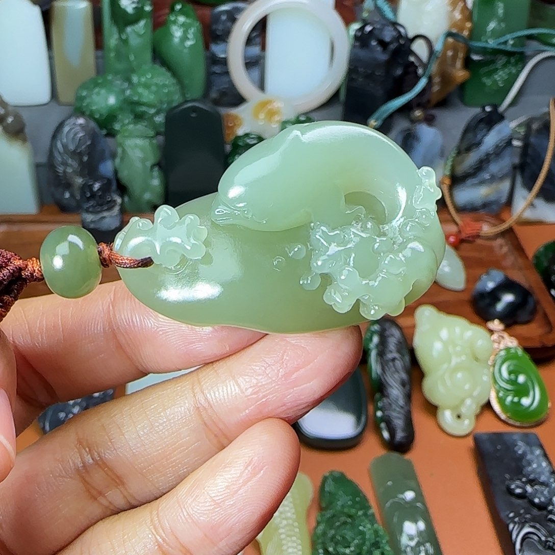 和田玉颈饰未镶嵌雅**士