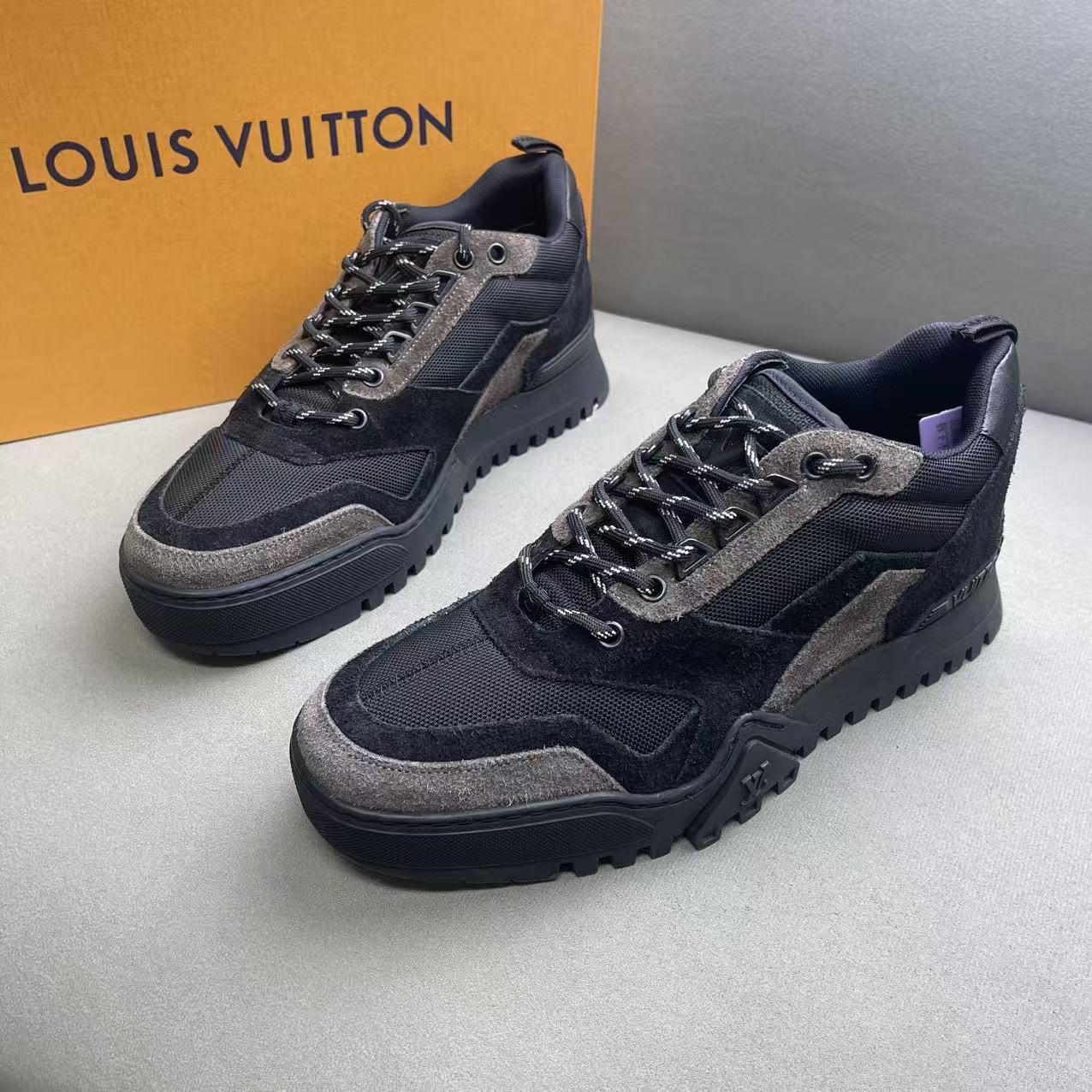 未使用 LouisVuitton/路易威登 黑色网面后跟logo运动鞋41码/全新