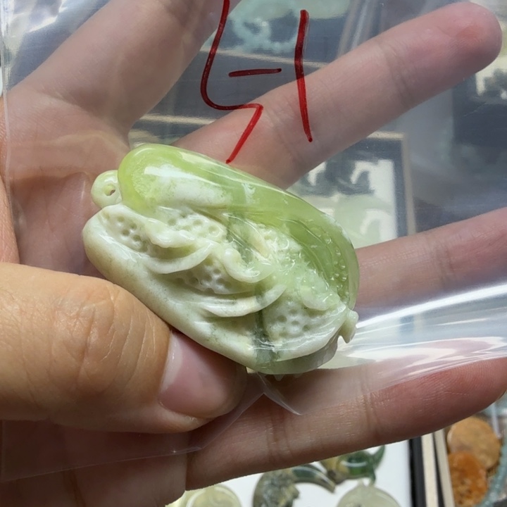 透闪石-蛇纹石玉吊坠未镶嵌