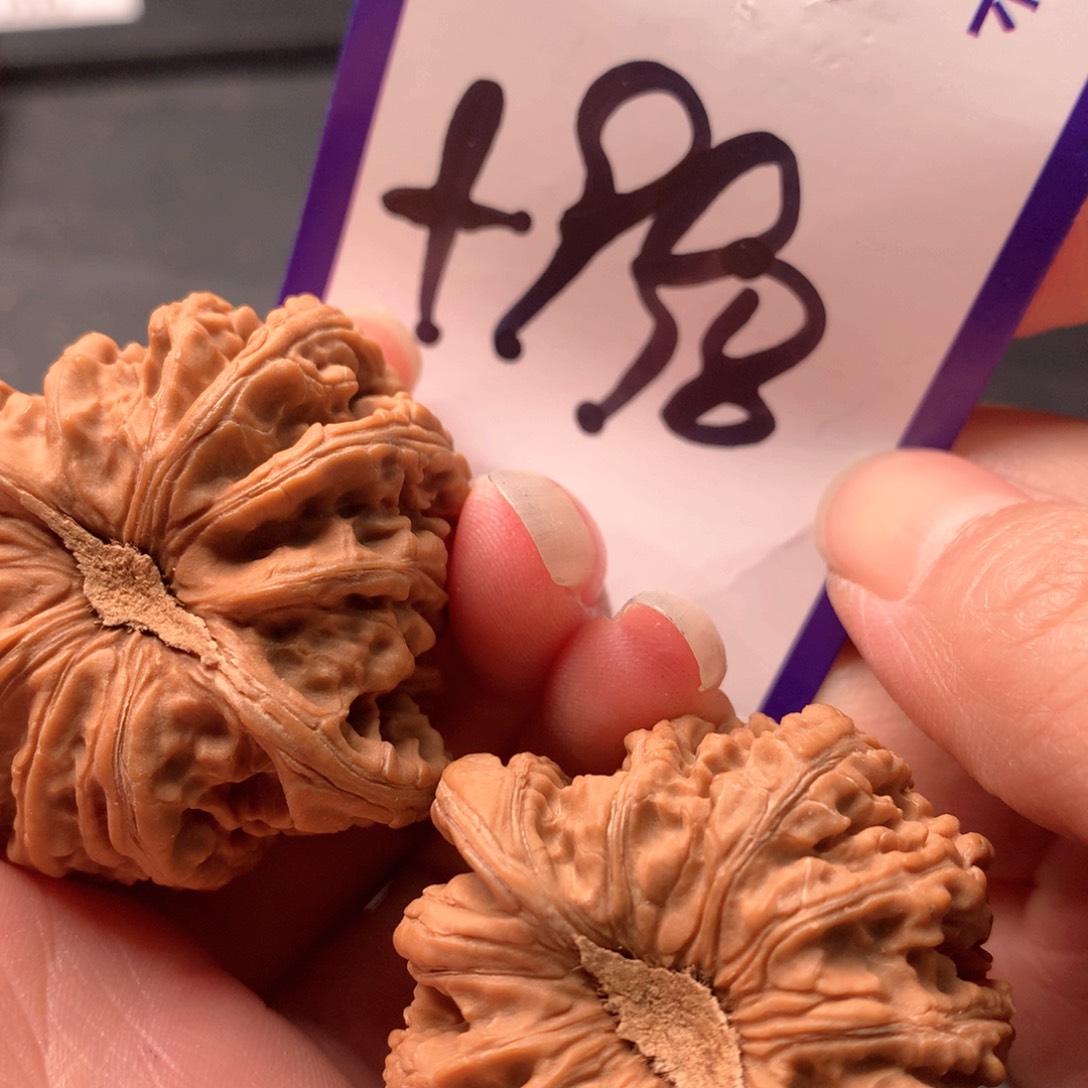 文玩核桃吊坠红宝石