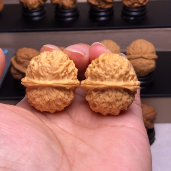 文玩核桃把件珊瑚绣球39