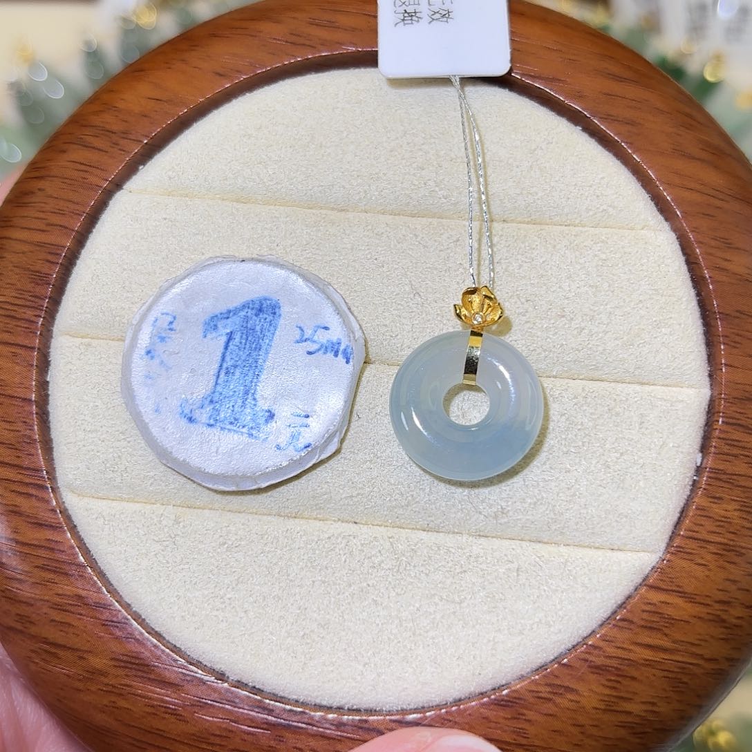 翡翠18K金镶嵌颈饰甜甜圈