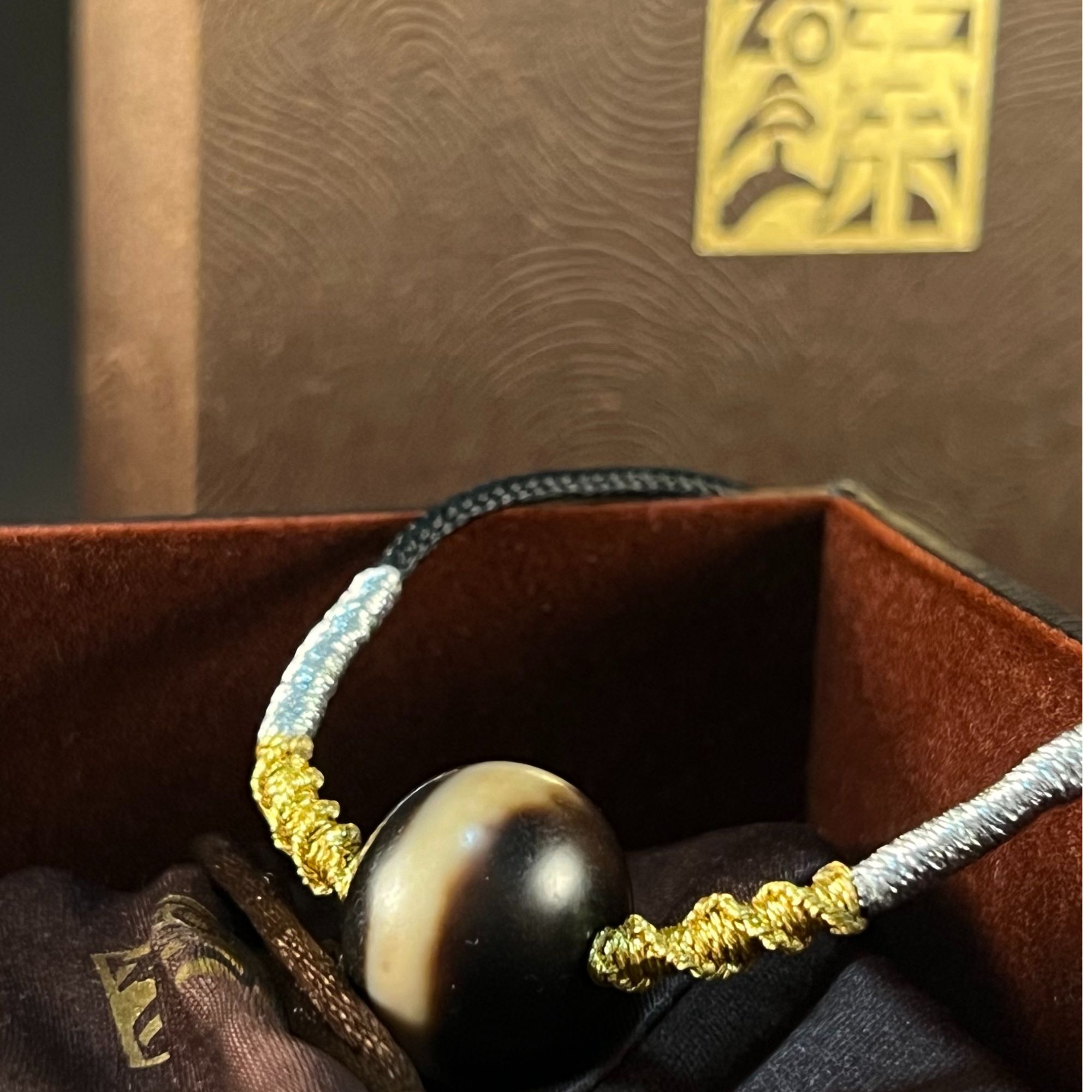 台湾工艺良品全品相藏式仿老牙黄一线药师镶蚀玛瑙珠