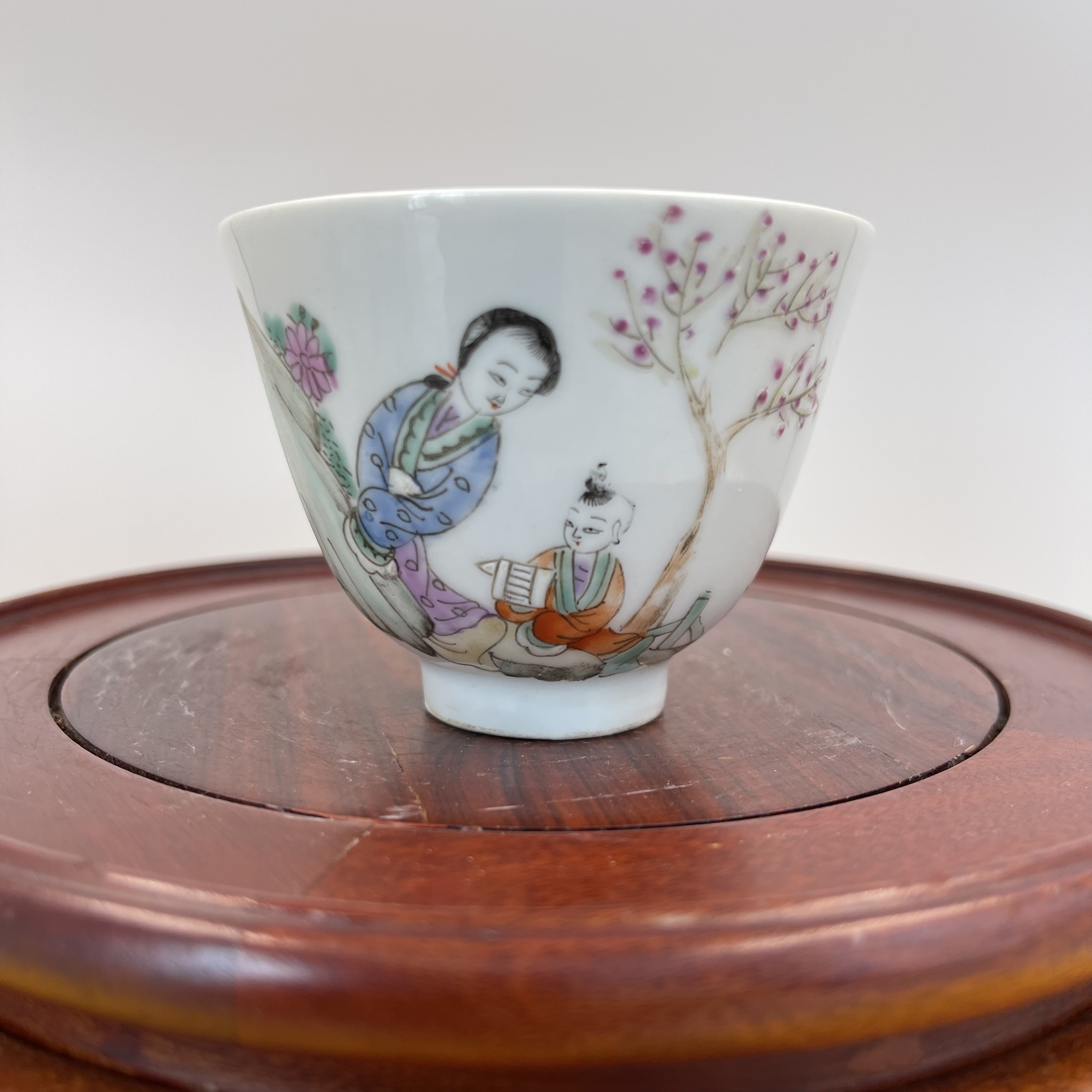 粉彩人物纹杯   一对  高6公分 口径7公分 全品  