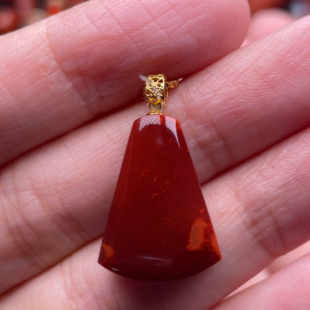 南红玛瑙18K金镶嵌珠宝奇石扇形吊坠