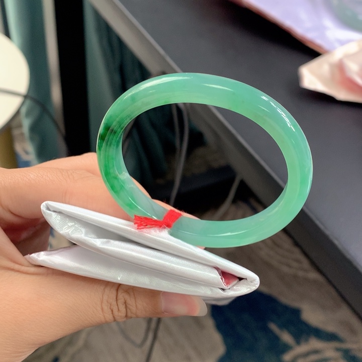 翡翠手镯未镶嵌翡翠