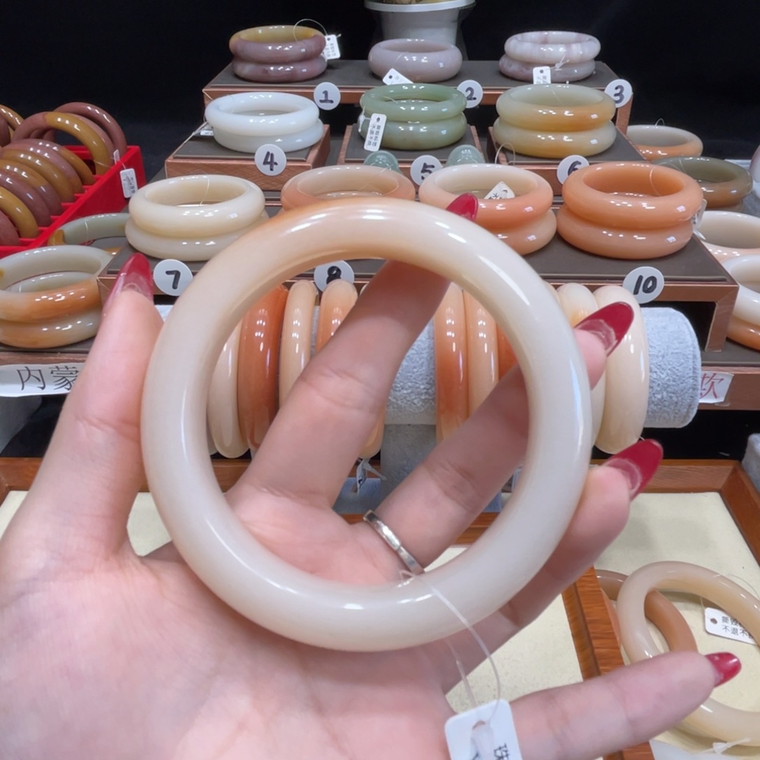 无****石英质玉未镶嵌手镯