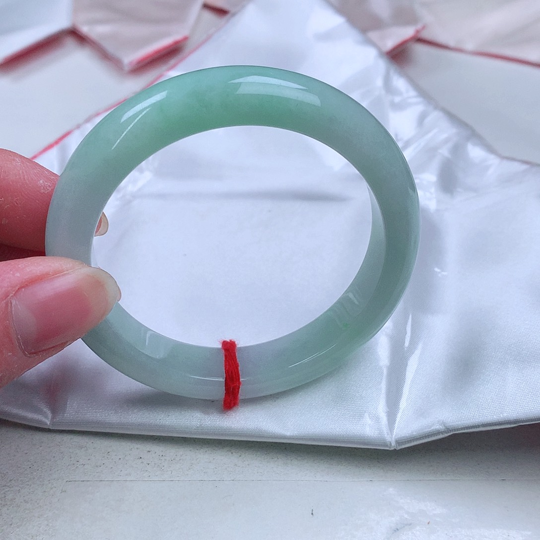 翡翠手镯未镶嵌。。