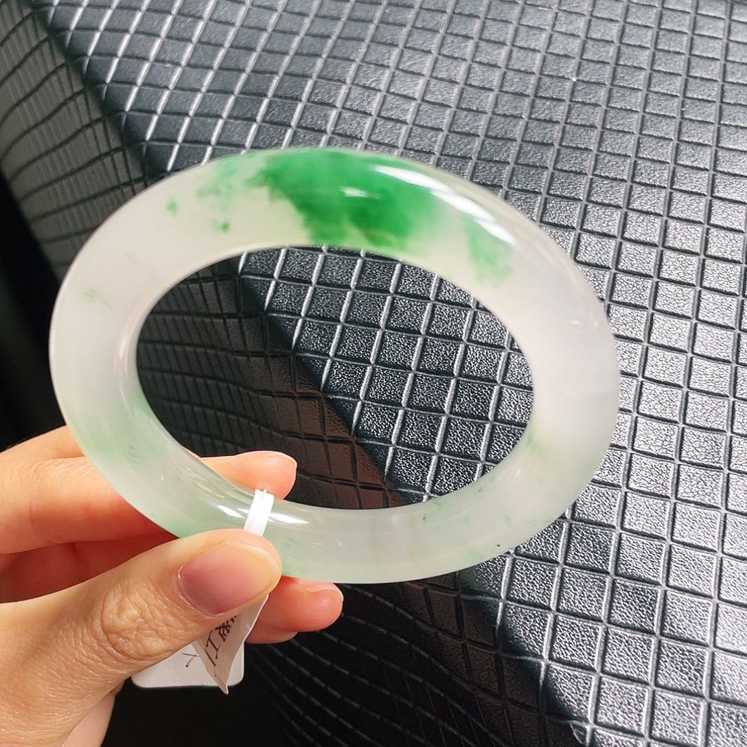 V***n石英质玉未镶嵌手镯