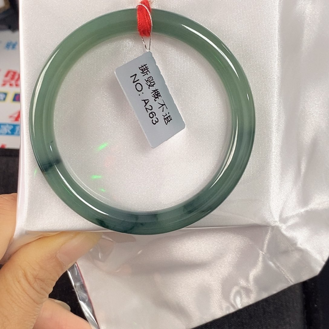 翡翠未镶嵌手镯（圆镯）52.2