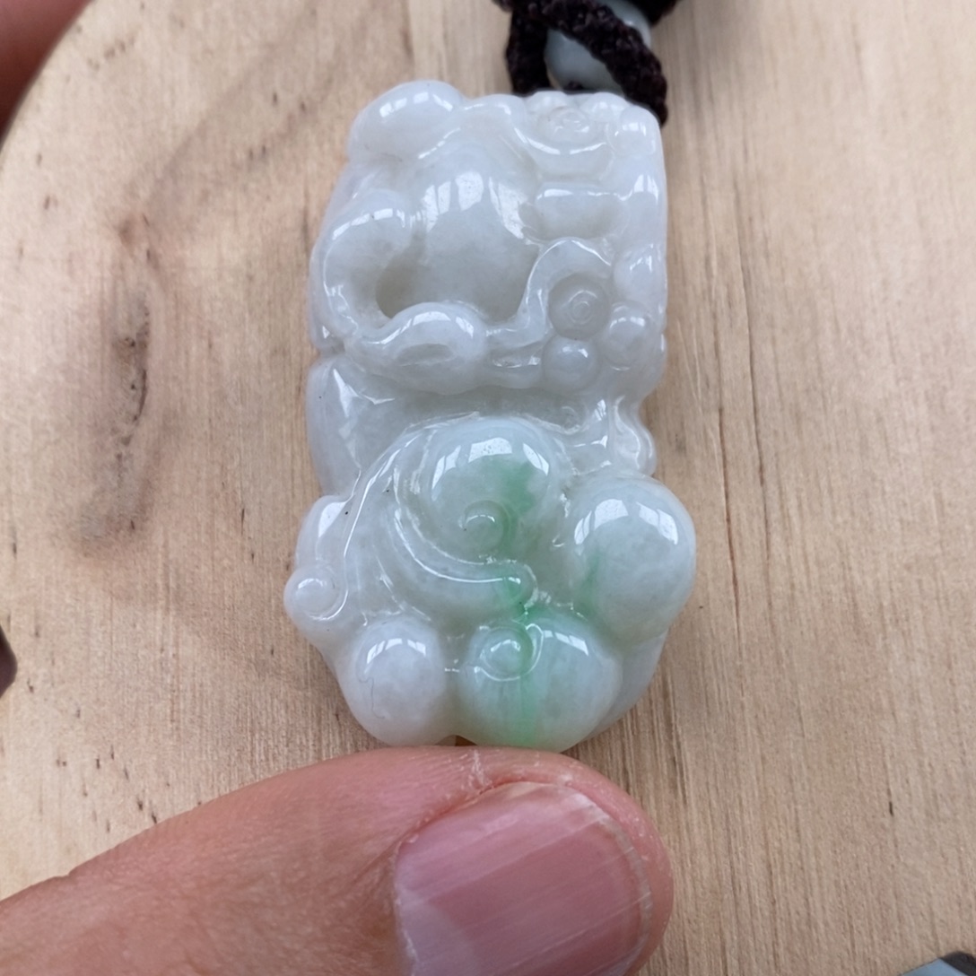 翡翠未镶嵌颈饰霸王貔貅